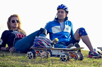 Every day, I would play skateboarding with Airwheel M3 motorized skateboard for a while after my lunch time. 