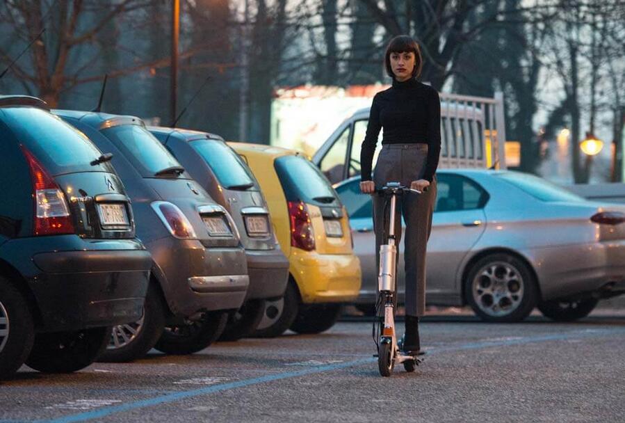 El único que puede satisfacer todos los requisitos arriba es Airwheel Z3 scooter eléctrico.