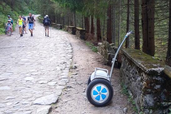  Airwheel scooter eléctrico inteligente debe ser exactamente lo que las personas que trabajan en tal gran parque industrial necesitan. 