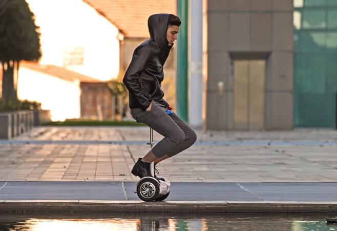 Bearing this in mind, Airwheel mini electric scooter S6 was born to interpret less is more.